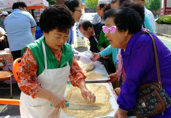 “어르신 찰진 인절미 드시고 힘내세요”